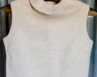 Ärmlös Huddlespun skaltopp med hög halsringning, dragkedja bak och metalltråd i tyget som ger den en elegant look. S/M