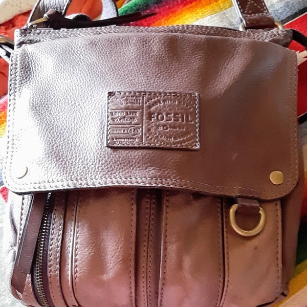 Brown leather Fossil mailbag crossover bad with lots of pockets and main zipper pouch  in very good condition.
