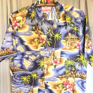 Può includere: Camicia hawaiana a maniche corte con una vivace stampa tropicale. La camicia presenta uno sfondo blu con illustrazioni di isole, palme, fiori e strumenti musicali. La camicia ha un'abbottonatura frontale e un colletto.