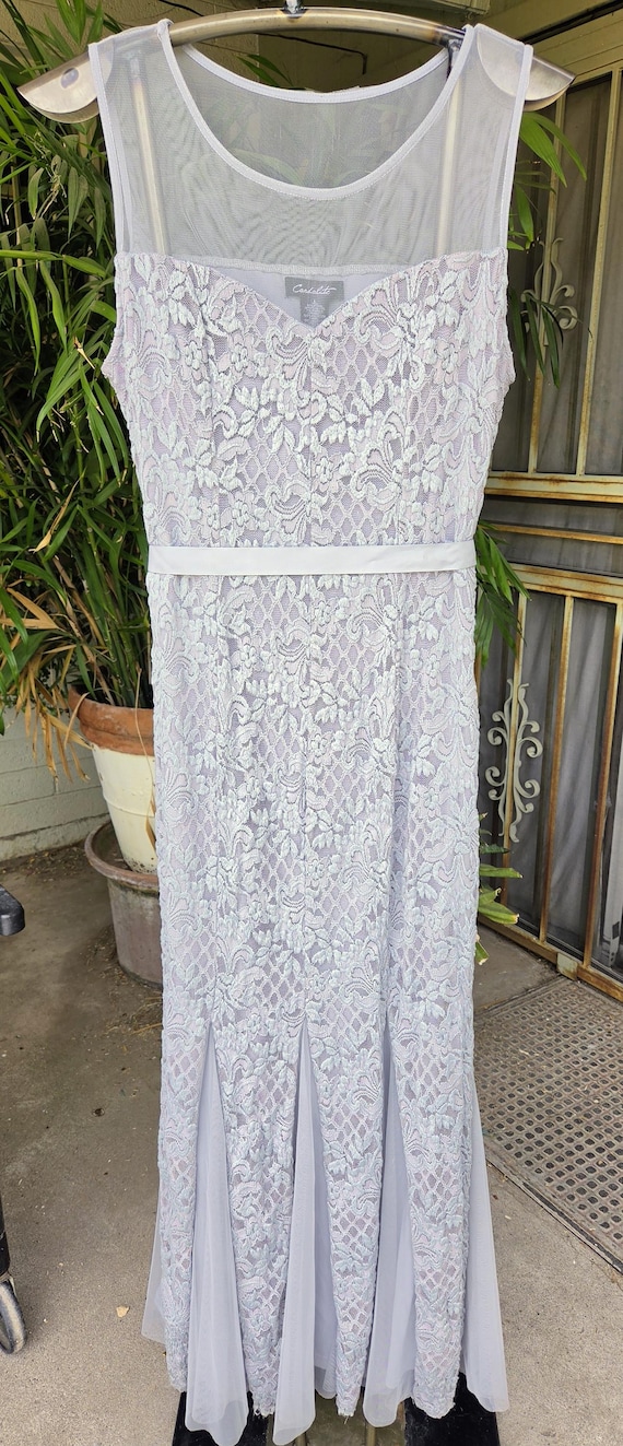 Sleeveless sheer Lilac Candalite long lacy fitted lined dress with flared bottom, tie sash belt in excellent condition, size Large