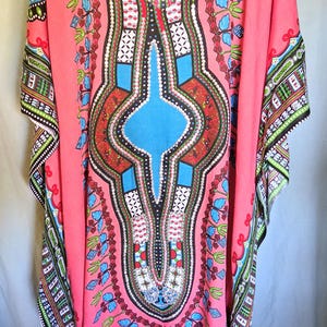 El caftán Stylepark1, confeccionado en 100% rayón, luce colores vivos y alegres. Ideal como pareo para la piscina, vestido de casa o para el tiempo libre. Se adapta a la mayoría de las tallas.