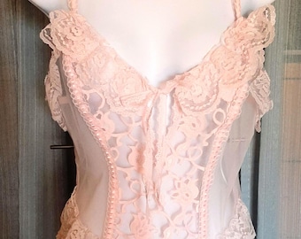 Rosa einteiliger Body aus Spitzenborte in sehr gutem Zustand.  Größe S. Achsel zu Achsel ist 34 Zoll, Länge ist 30 Zoll.