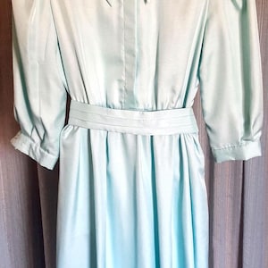 Beautiful aqua blue Leslie Fay dress.  3/4 sleeves.  hidden front buttons.  cummerbund waist.  skirt is gathered.   very good condition 10