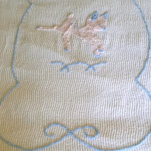 1950er Jahre weiße Chenille Krippendecke mit Reh-Motiv in sehr gutem Zustand