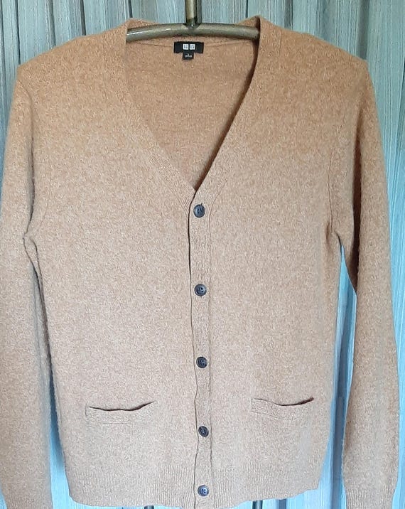 light coral peach is the best way to describe color. 100% wool, button up cardigan, size L. armpit to armpit is 21". length is 25".