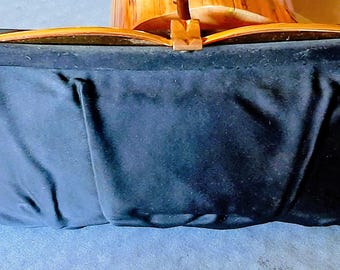 Beautiful 50s-60s black handbag with beautiful gold frame and latch in excellent condition.   Measures 4 1/2 inches tall, 10 inches long