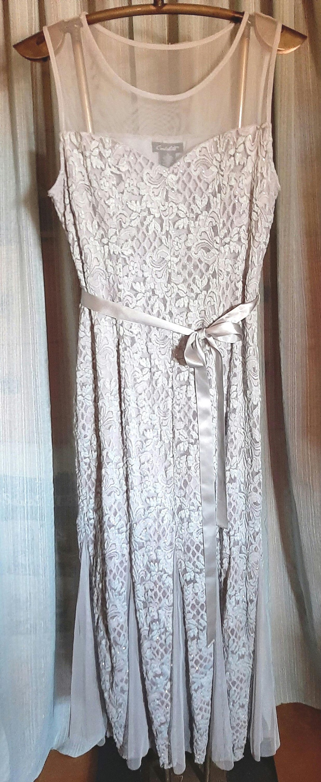 Sleeveless sheer Lilac Candalite long lacy fitted lined dress with flared bottom, tie sash belt in excellent condition, size Large