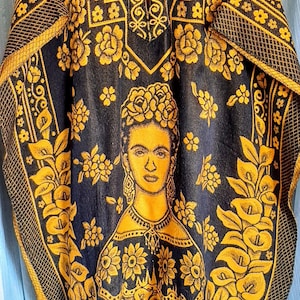 Schöne Frieda Kahlo und Blumen in diesem mexikanischen schwarz-goldenen Ponch / Schal mit schwarzem Rand in ausgezeichnetem Zustand. Hat Knopfverschluss.  l