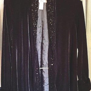 Chaqueta negra aterciopelada J.R. Nites by Caliendo, mangas largas con puños, solapa adornada con cuentas en excelente estado, talla s/m