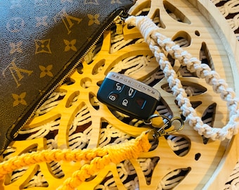 Pulseira de chaveiro macramê