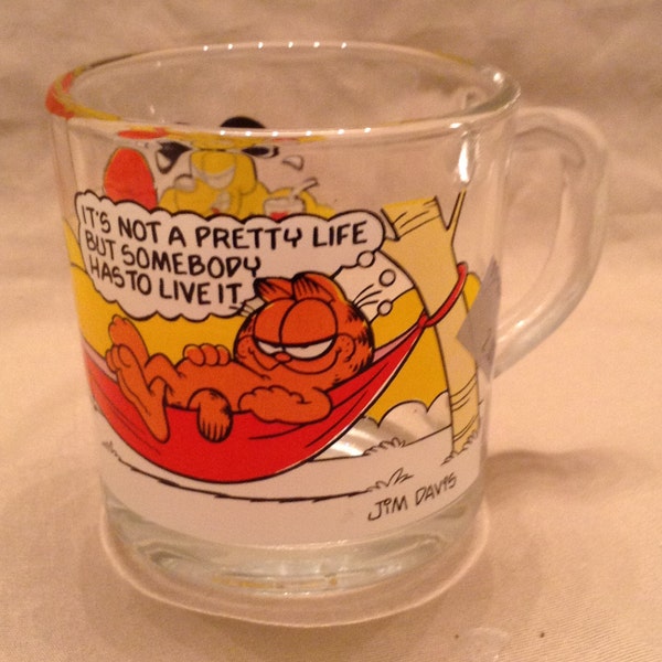Vintage Garfield and Odie McDonalds Collector Glass Mug 1978  "It's not a pretty life but someone has to live it" Coffee Tea Mug USA