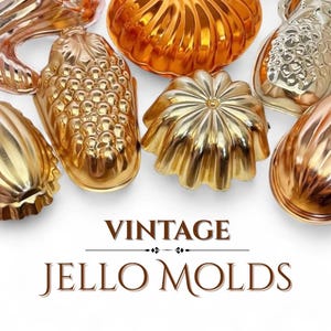 Puede incluir: Una colección de moldes de gelatina vintage en metal dorado brillante, con formas variadas, incluyendo piñas, uvas y flores. El texto "VINTAGE JELLO MOLDS" se muestra en marrón. Para postres.