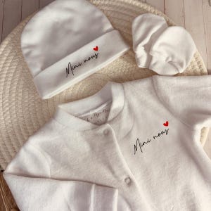 Mini Amerikaanse pyjama en hoed, idee voor zwangerschapsaankondiging - geboortecadeau voor baby, pasgeborene - rood hart - wit fluweel - 0-3 maanden - beige hoed