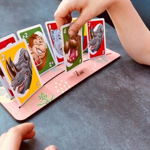 Personalisierter Kartenhalter - Kinderspiele - Spielkartenhalter - Hilfe für Kinder oder Menschen mit Behinderung - personalisiertes Design und Vorname - Behinderung