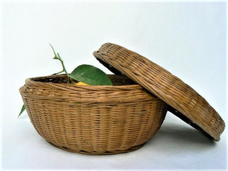 Simple Round Wicker Basket with Lid Vintage Woven Bamboo Etsy
