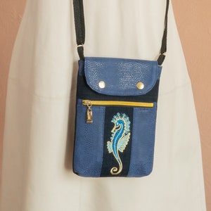 IPhone tas voor vrouwen, mobiele telefoon Crossbody portemonnee met drie zakken, Blauwe Faux Suede - Snake / Denim