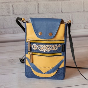 Damen Crossbody Geldbörse für Handy, kleine Smartphone-Schultergurt-Tasche mit drei-Fach, Blaue Faux Wildleder Schlange / gelbes Leder