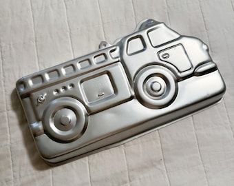 Wilton 1991 Vintage Little Fire Truck Cake Pan #2105-9110.  T9