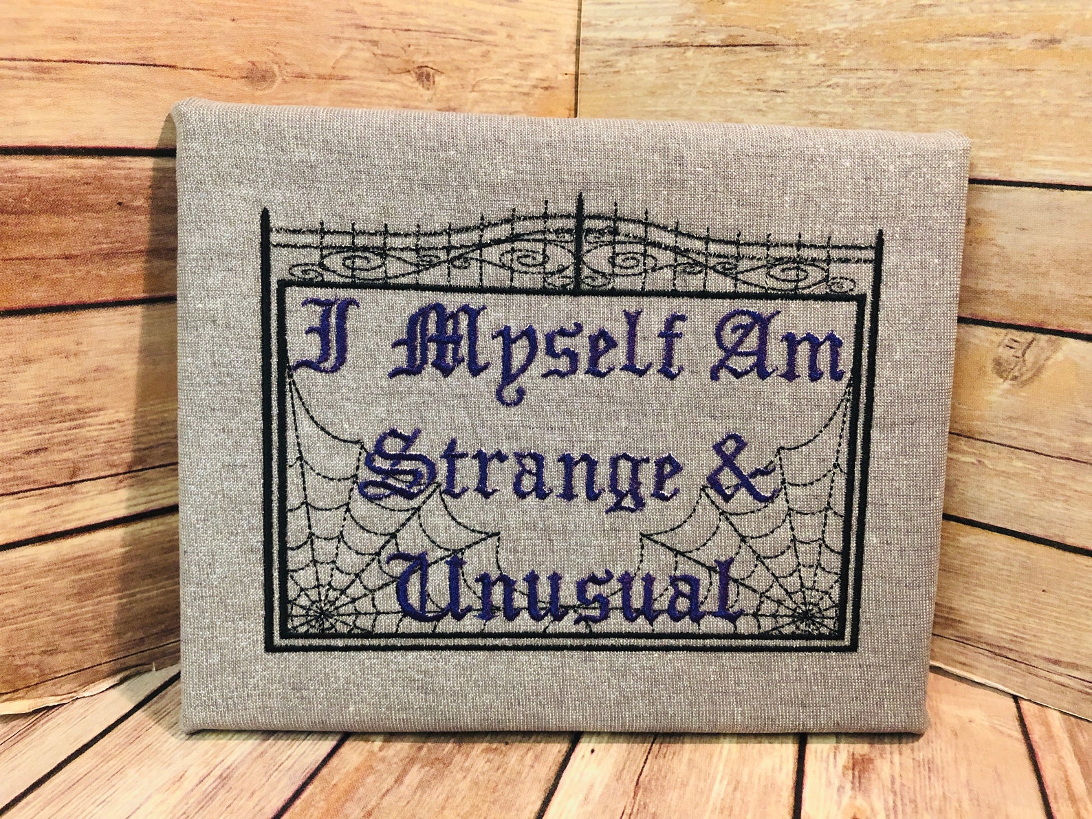 Panneau Métal Gothique Crâne "I Myself Am Strange And Unusual" - Plaque Vintage 12x8 Pouces Pour Décoration Halloween, Bar Ou Maison