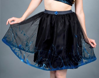 Reversible vinyl skirt with faux leather fringes, high waist, silicone grout. Gothic look revisited!