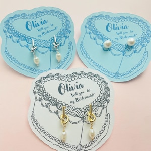 Coffret cadeau de demande en mariage pour demoiselle d'honneur • Boucles d'oreilles à tige en perles sur une carte cœur personnalisée • Bijoux cadeau « Seras-tu ma demoiselle d'honneur » • Option de nom personnalisé