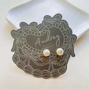 Brincos para madrinha de casamento • Cartão personalizado com nome • Tachas de pérola • Nó dourado • Nó prateado • Caixa de joias Tie the Knot.