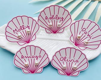 Etiquetas de nome em formato de concha rosa choque: lembrancinhas para despedida de solteira, decoração para casamento com tema praiano