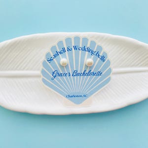Cartão para dama de honra com tema de conchas: Brincos de pérola de água doce, lembrancinhas para despedida de solteira na praia, lembrancinha de casamento com tema litorâneo. She Said Sea