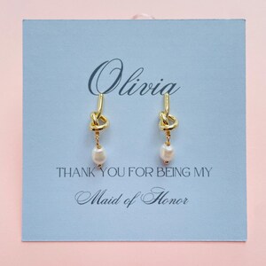 Boucles d'oreilles « Nœud papillon » pour demande en mariage | Coffret cadeau de boucles d'oreilles en perles | Carte de demoiselle d'honneur personnalisée | Bijoux pour demoiselle d'honneur