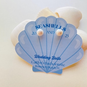 Pareloorbellen voor bruidsmeisjes, cadeau voor een strandbruiloft, schelpen en trouwbellen, pareloorbellen als laatste toast voor bruidsmeisjes.