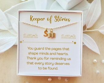Naszyjnik Keeper of Stories, złota zawieszka w kształcie książki, spersonalizowany inicjał, prezent dla grupowego klubu książki.