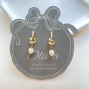 Boucles d'oreilles de demoiselle d'honneur, cadeau de demande en mariage • Carte personnalisée avec nom • Clous d'oreilles en perles • Nœud en or • Nœud en argent • Boîte à bijoux Tie the Knot.