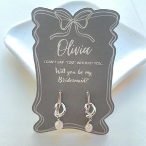 Boucles d'oreilles de demoiselle d'honneur, cadeau de demande en mariage • Carte personnalisée avec nom • Clous d'oreilles en perles • Nœud en or • Nœud en argent • Boîte à bijoux Tie the Knot.