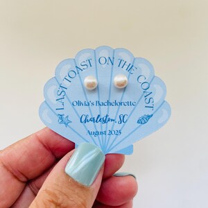 ブライズメイド用パールイヤリング、ビーチウェディングパーティーギフト、貝殻とウェディングベル、パールスタッドイヤリング、最後のトーストのブライズメイドギフト。