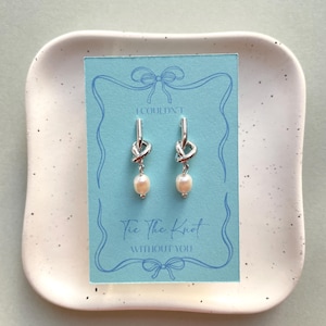 Brincos para madrinhas Tie the Knot | Presente para madrinha de casamento | Brincos de pérolas com nó | Acessórios para madrinhas | Personalizado | Caixa de Proposta de Casamento
