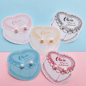 Coffret cadeau de demande en mariage pour demoiselle d'honneur • Boucles d'oreilles à tige en perles sur une carte cœur personnalisée • Bijoux cadeau « Seras-tu ma demoiselle d'honneur » • Option de nom personnalisé
