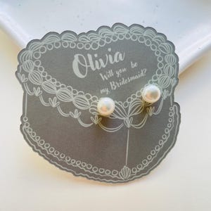 Boucles d'oreilles de demoiselle d'honneur, cadeau de demande en mariage • Carte personnalisée avec nom • Clous d'oreilles en perles • Nœud en or • Nœud en argent • Boîte à bijoux Tie the Knot.