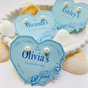 Strand-Junggesellinnengeschenk | Perlenohrringe als Gastgeschenk | Brautparty | Küstenhochzeit | Muschelthema | Personalisierte Namenskarte