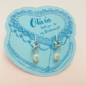 Coffret cadeau de demande en mariage pour demoiselle d'honneur • Boucles d'oreilles à tige en perles sur une carte cœur personnalisée • Bijoux cadeau « Seras-tu ma demoiselle d'honneur » • Option de nom personnalisé