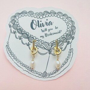 Coffret cadeau de demande en mariage pour demoiselle d'honneur • Boucles d'oreilles à tige en perles sur une carte cœur personnalisée • Bijoux cadeau « Seras-tu ma demoiselle d'honneur » • Option de nom personnalisé