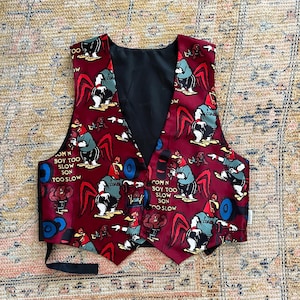 Vintage 1995 Warner Brothers Looney Tunes Davenport Satin All Over Cartoon Print Mens XL gilet gilet corne de brume rétro Leghorn Streetwear haut