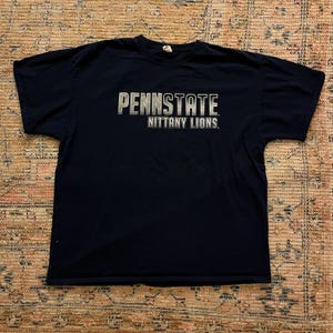 Vintage 2000 Penn State Nittany Lions Uomo Blu Navy Oversized XL Box Logo Graphic Sportswear T-shirt USA College Sports Bball Football Tee