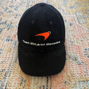 Vintage Team McLaren Mercedes F1 Formula One Mobil 1 Black Stitched Logo Adjustable Strap Back Souvenir Cap Hat Retro Streetwear Motorsports