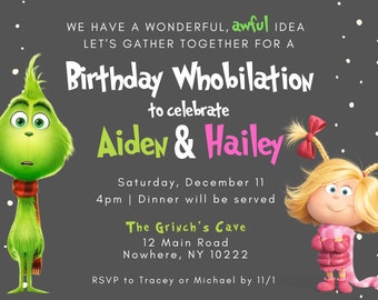 Può includere: Un invito grigio con un Grinch verde e un personaggio di Cindy Lou Who bionda. L'invito recita "Abbiamo un'idea meravigliosa, terribile. Riuniamoci per una Whobilation di compleanno per celebrare Aiden & Hailey. Sabato 11 dicembre, 16:00 | La cena sarà servita. La grotta del Grinch, 12 Main Road, Nowhere, NY 10222. RSVP a Tracey o Michael entro l'11/1."