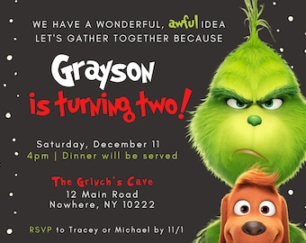 Peut inclure: Un personnage de Grinch vert et noir du film "Le Grinch" avec un texte superposé rouge et blanc qui dit "Grayson a deux ans !" Le texte comprend également la date "samedi 11 décembre" et l'heure "16h00 | Dîner sera servi". Le Grinch se tient devant un personnage de chien brun sur un fond blanc de flocons de neige.
