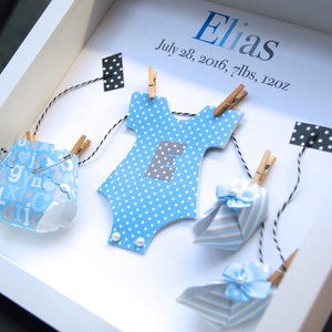 Cartello con nome per neonato / regalo per baby shower / vestiti per neonati - tutina, pannolini e scarpine per neonati / arredamento moderno per la cameretta dei bambini, regalo personalizzato con nome per neonato