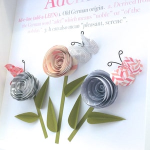Targa floreale con nome per bambina con rose e farfalle, regalo personalizzato per baby shower, decorazione moderna per la cameretta dei bambini con rose boho, arte floreale per il mese di nascita