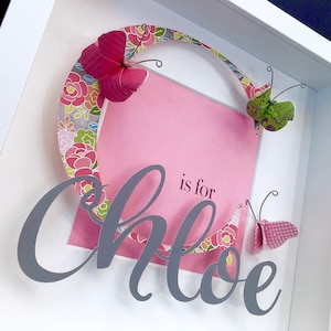 Inicial de bebé con diseño floral bohemio en marco: inicial de bebé con flores y mariposas, regalo encantador para el nombre del bebé, letras modernas para la guardería, regalo para baby shower
