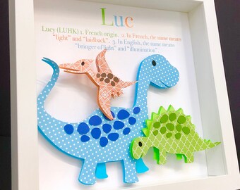 Personalisierter Baby Namensrahmen mit Dinosauriern, Name, Herkunft und Bedeutung, Dinos Brontosaurus, Pteradactyl, Stegosaurus, Dinosaurier Kinderzimmer Dekor