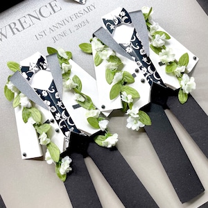 Marco de novio y novio personalizado, regalo de papel para el primer aniversario, boda tropical, novio y novio de origami con collares de flores, regalo para el señor y la señora del mismo sexo